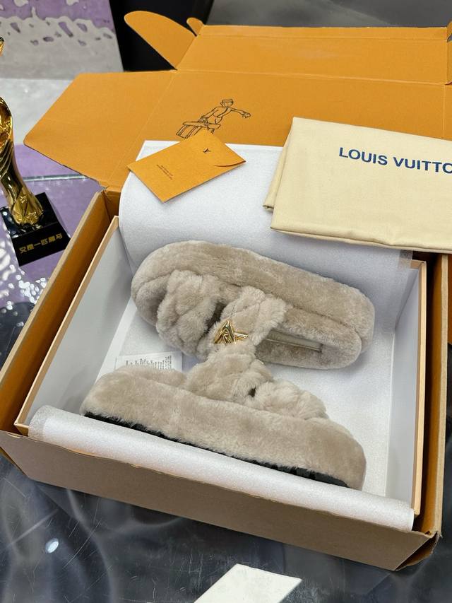 工厂价： 金色五金logo顶级品质 百分百真羊毛 Lv毛拖厚底增高系列 Louis Vuitton Ss24 New Arrival～ L家2024秋冬｜平底羊